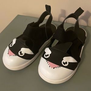 Ikiki Squeaker Toddler Shoes size 10 Killer Whale